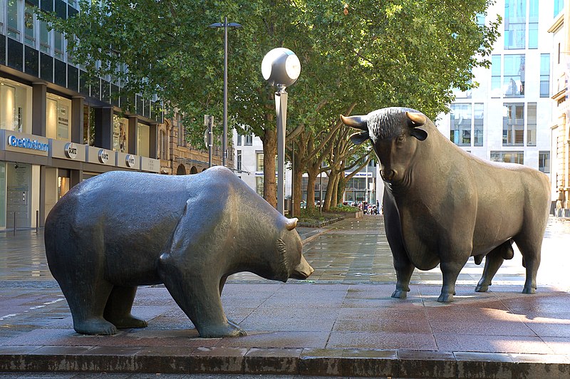 Datei:Stier und Bär vor der Börse Frankfurt.jpg